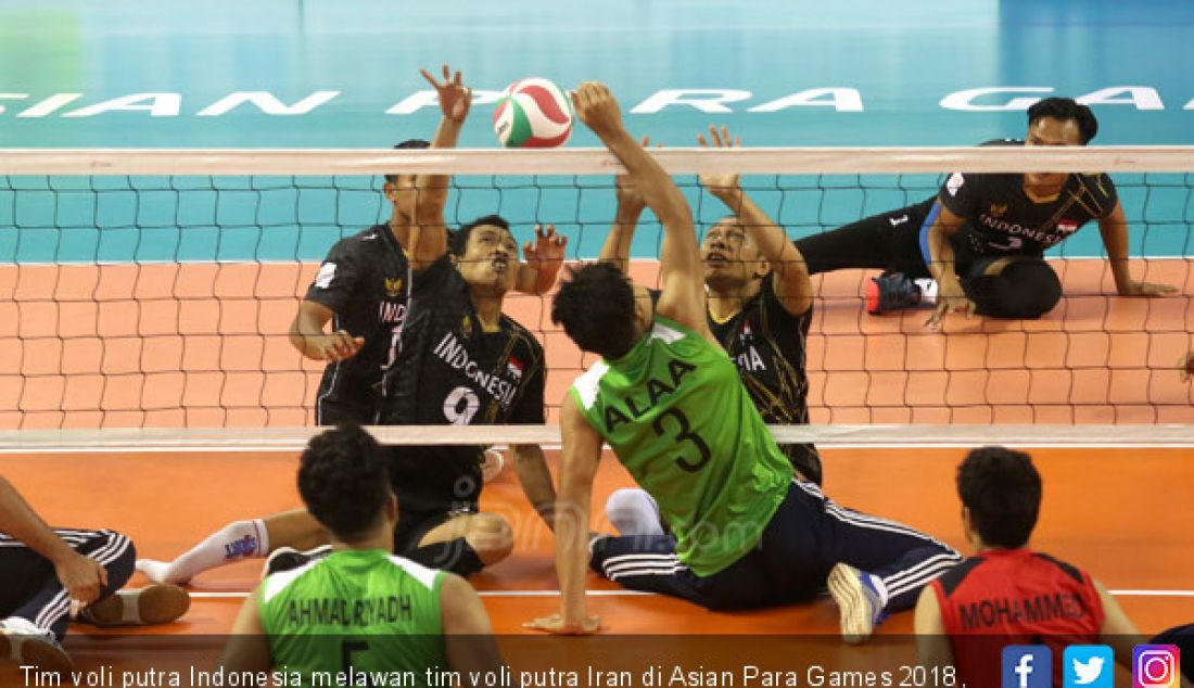 Tim voli putra Indonesia melawan tim voli putra Iran di Asian Para Games 2018, Jakarta, Senin (8/10). Indonesia kalah atas Iran dengan 0-3. - JPNN.com