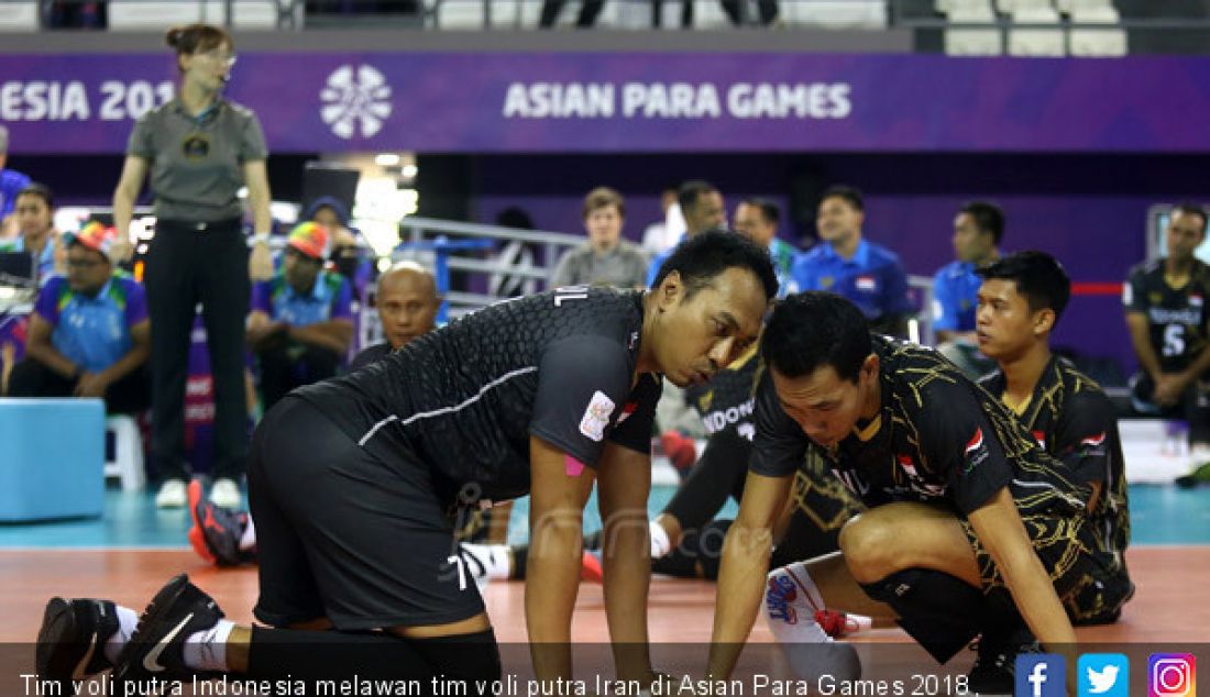 Tim voli putra Indonesia melawan tim voli putra Iran di Asian Para Games 2018, Jakarta, Senin (8/10). Indonesia kalah atas Iran dengan 0-3. - JPNN.com