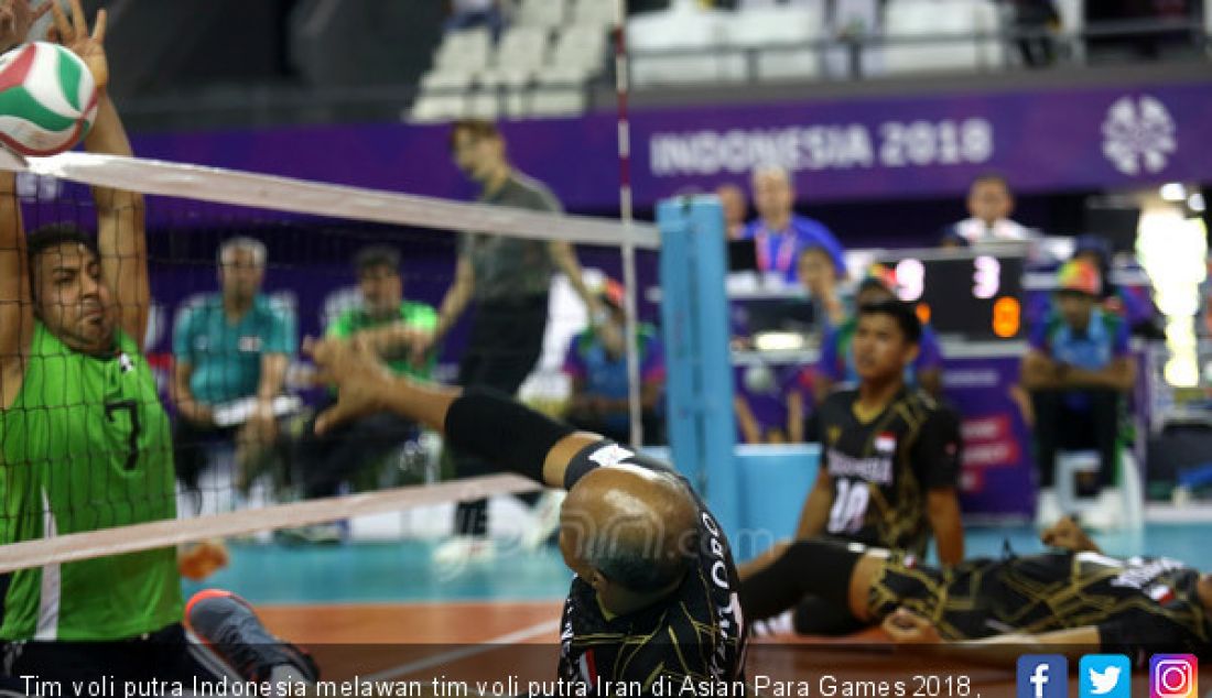 Tim voli putra Indonesia melawan tim voli putra Iran di Asian Para Games 2018, Jakarta, Senin (8/10). Indonesia kalah atas Iran dengan 0-3. - JPNN.com