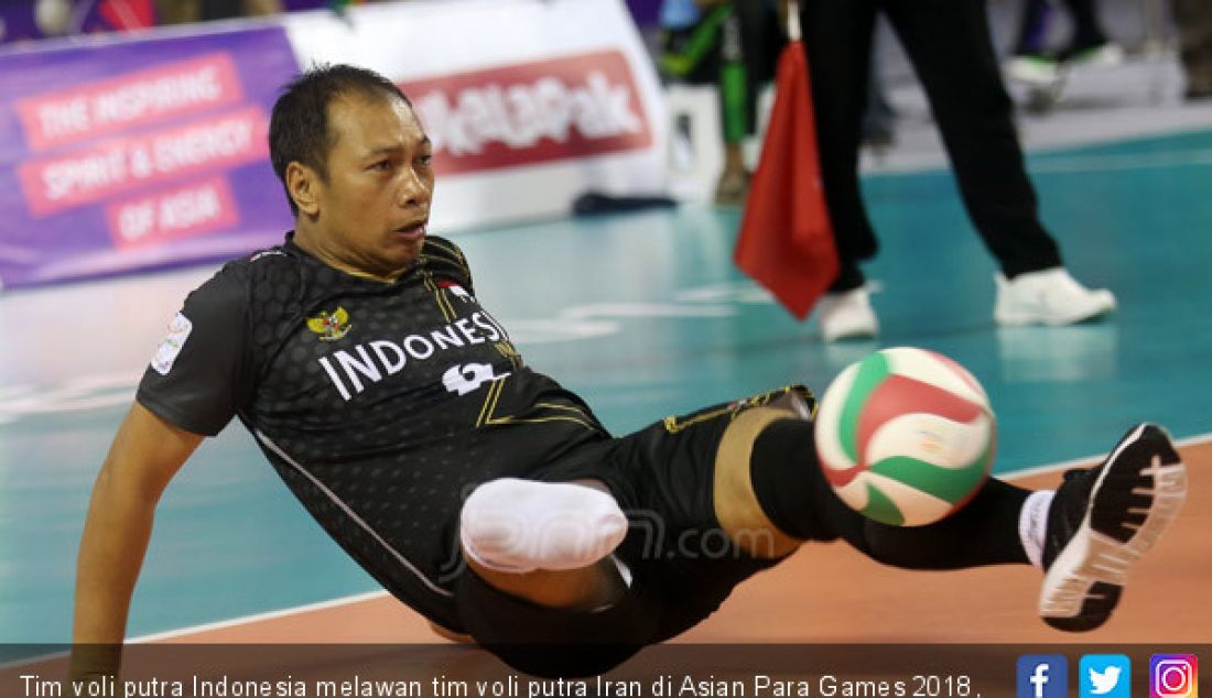 Tim voli putra Indonesia melawan tim voli putra Iran di Asian Para Games 2018, Jakarta, Senin (8/10). Indonesia kalah atas Iran dengan 0-3. - JPNN.com