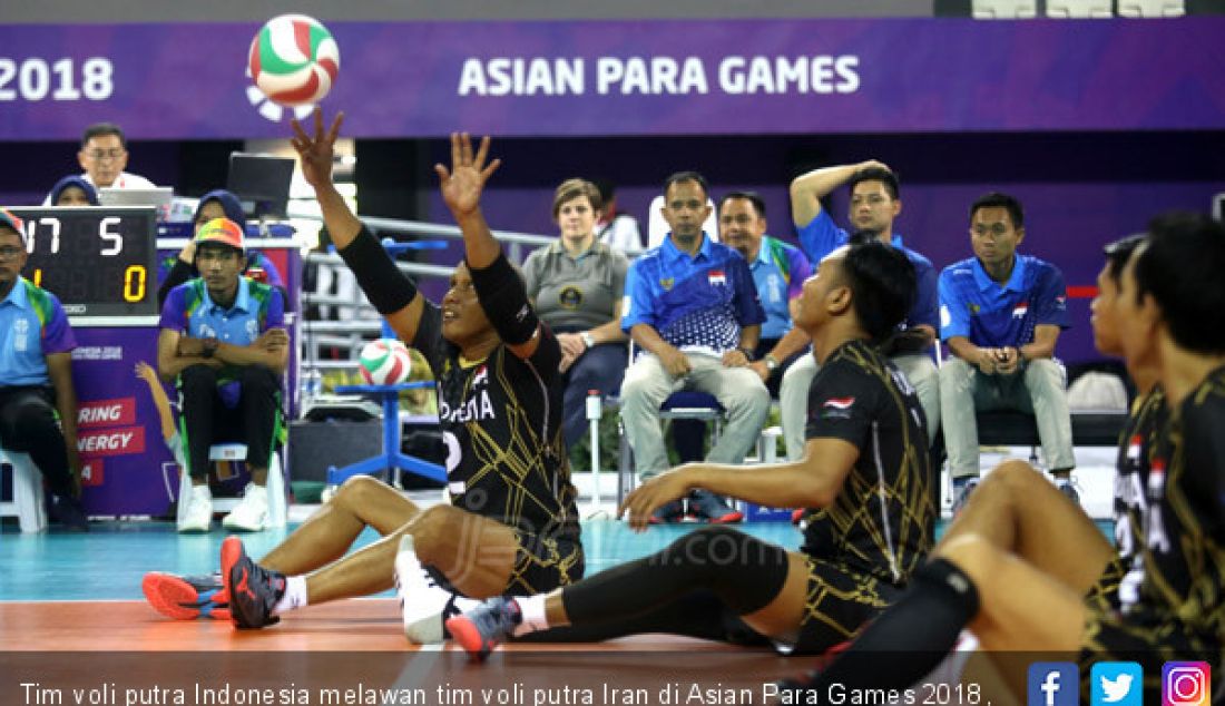 Tim voli putra Indonesia melawan tim voli putra Iran di Asian Para Games 2018, Jakarta, Senin (8/10). Indonesia kalah atas Iran dengan 0-3. - JPNN.com