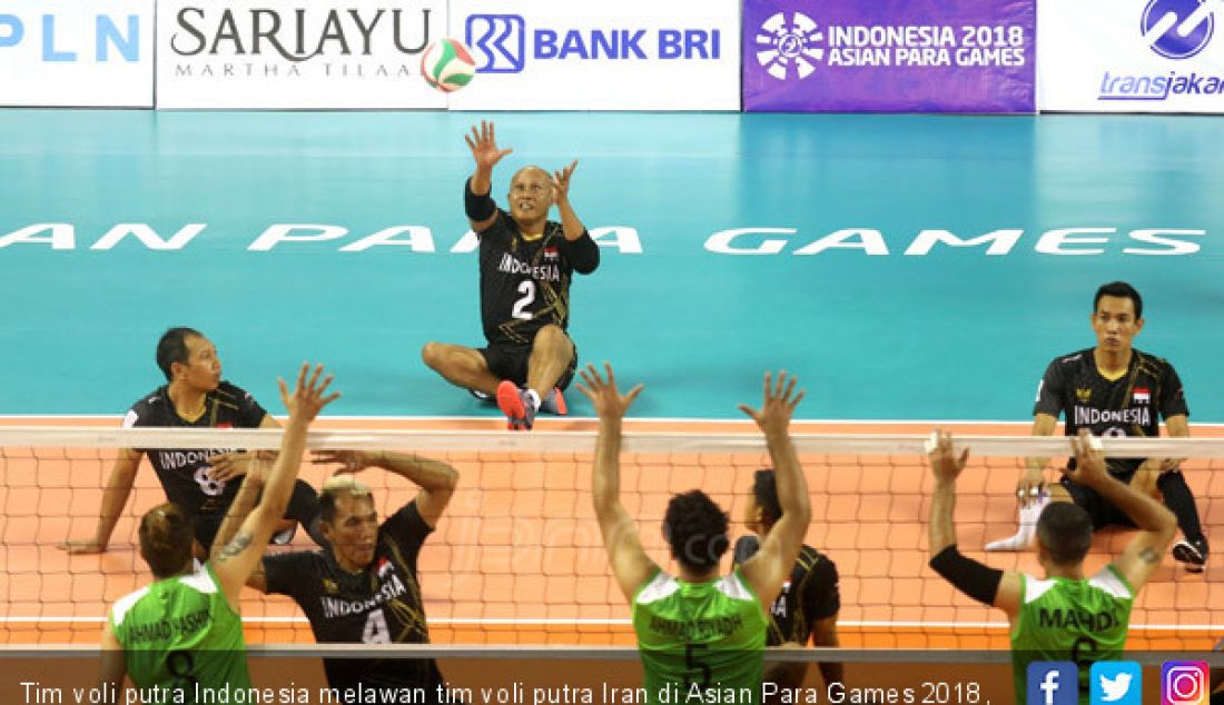 Tim voli putra Indonesia melawan tim voli putra Iran di Asian Para Games 2018, Jakarta, Senin (8/10). Indonesia kalah atas Iran dengan 0-3. - JPNN.com