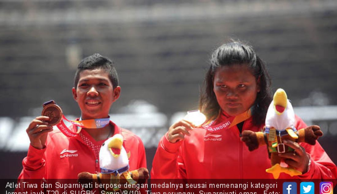 Atlet Tiwa dan Suparniyati berpose dengan medalnya seusai memenangi kategori lompat jauh T20 di SUGBK, Senin (8/10). Tiwa perunggu, Suparniyati emas. - JPNN.com