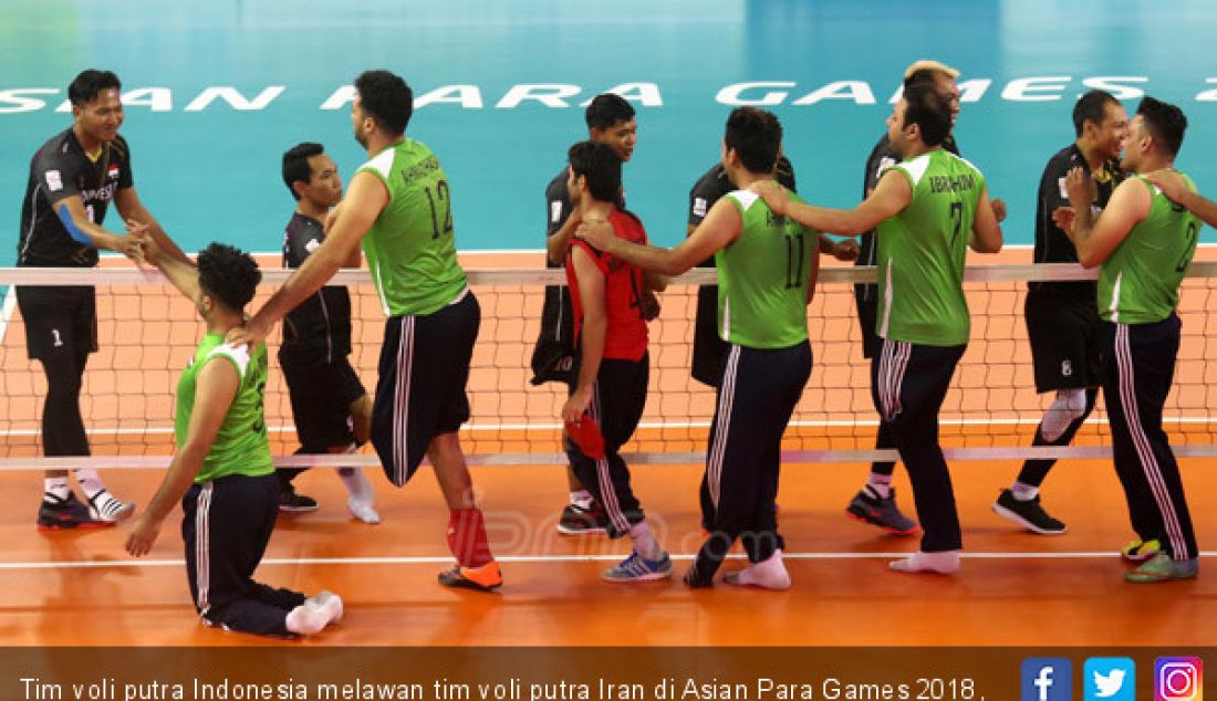 Tim voli putra Indonesia melawan tim voli putra Iran di Asian Para Games 2018, Jakarta, Senin (8/10). Indonesia kalah atas Iran dengan 0-3. - JPNN.com