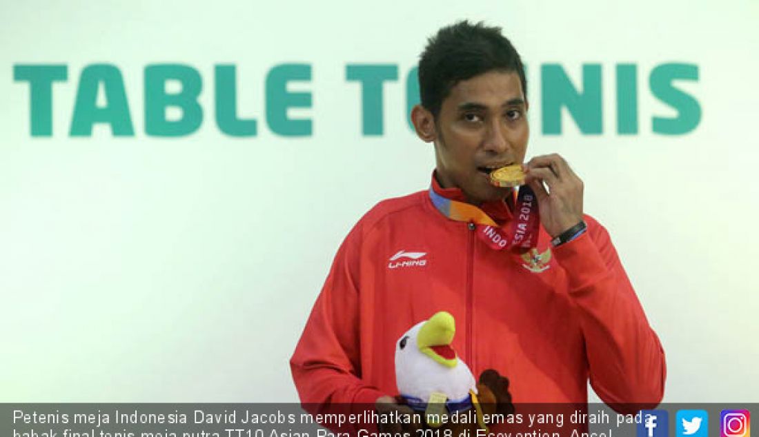 Petenis meja Indonesia David Jacobs memperlihatkan medali emas yang diraih pada babak final tenis meja putra TT10 Asian Para Games 2018 di Ecovention, Ancol, Jakarta, Selasa (9/10). - JPNN.com