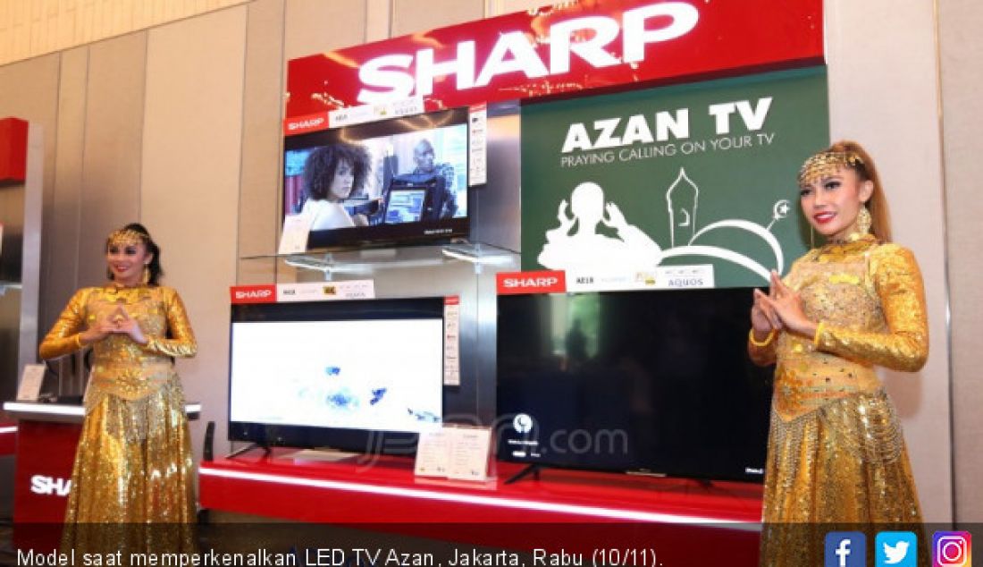 Model saat memperkenalkan LED TV Azan, Jakarta, Rabu (10/11). - JPNN.com