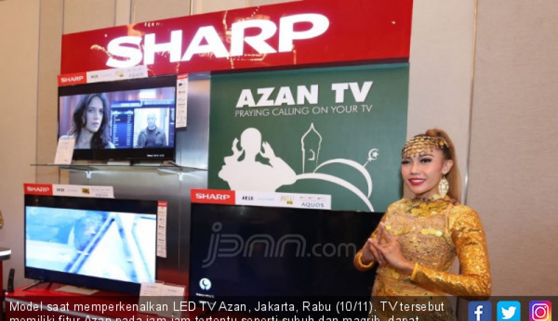 Model saat memperkenalkan LED TV Azan, Jakarta, Rabu (10/11). TV tersebut memiliki fitur Azan pada jam-jam tertentu seperti subuh dan magrib, dapat mengatur suara azan untuk solat 5 waktu dan menampilkan notifikasi imbauan pesan solat. - JPNN.com
