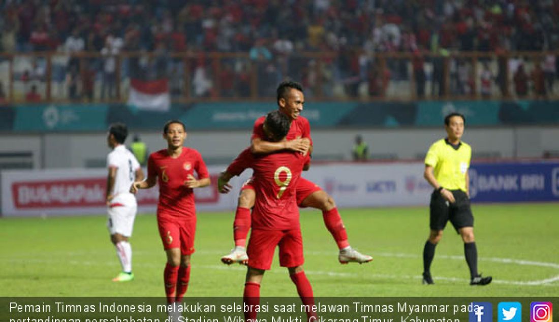 Pemain Timnas Indonesia melakukan selebrasi saat melawan Timnas Myanmar pada pertandingan persahabatan di Stadion Wibawa Mukti, Cikarang Timur, Kabupaten Bekasi, Jawa Barat, Rabu (10/10). Timnas Indonesia menang 3-0. - JPNN.com