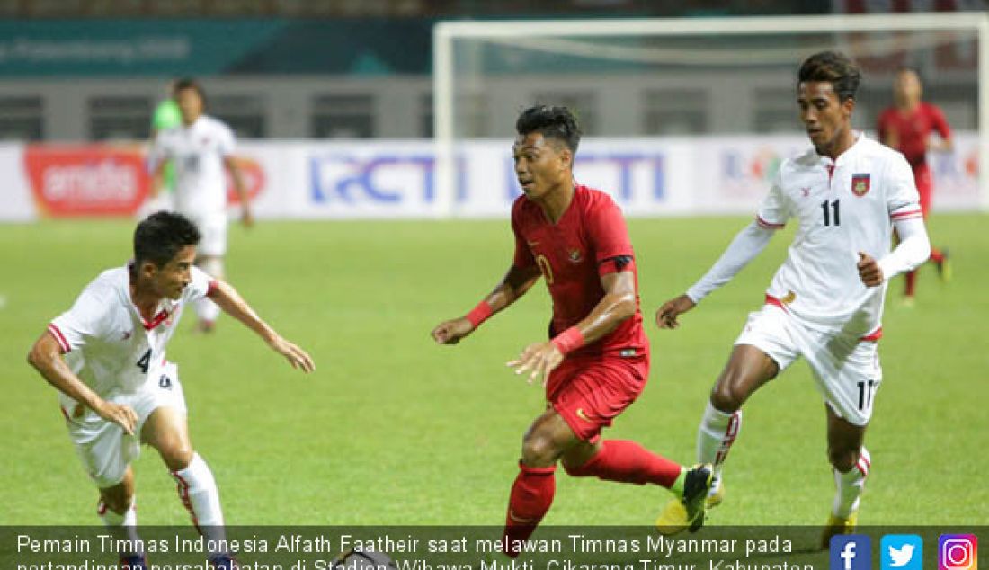 Pemain Timnas Indonesia Alfath Faatheir saat melawan Timnas Myanmar pada pertandingan persahabatan di Stadion Wibawa Mukti, Cikarang Timur, Kabupaten Bekasi, Jawa Barat, Rabu (10/10). Timnas Indonesia menang 3-0. - JPNN.com