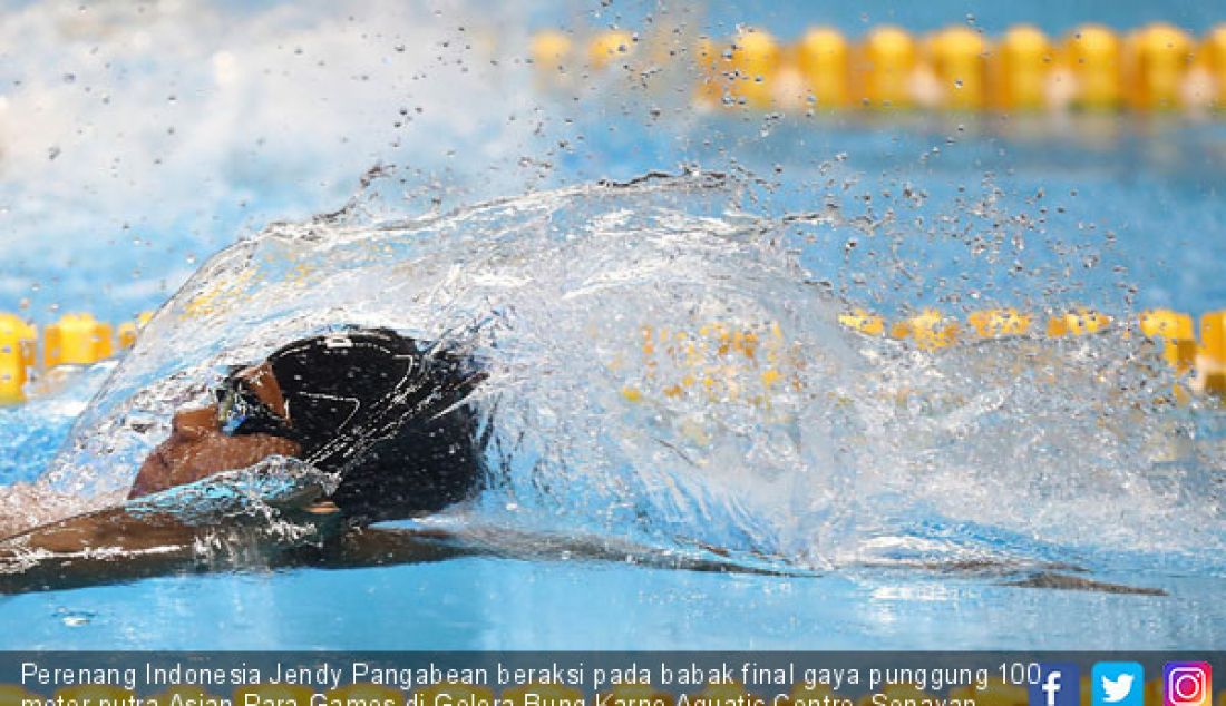 Perenang Indonesia Jendy Pangabean beraksi pada babak final gaya punggung 100 meter putra Asian Para Games di Gelora Bung Karno Aquatic Centre, Senayan, Jakarta, Kamis 11 Oktober 2018. Jendy berhasil menyabet medali emas. - JPNN.com