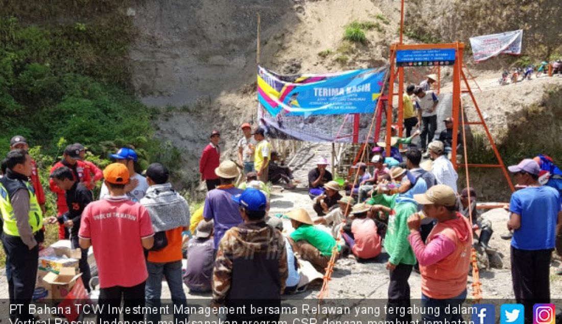 PT Bahana TCW Investment Management bersama Relawan yang tergabung dalam Vertical Rescue Indonesia melaksanakan program CSR dengan membuat jembatan gantung di atas Kali Juweh yang merupakan jalur erupsi Gunung Merapi. - JPNN.com