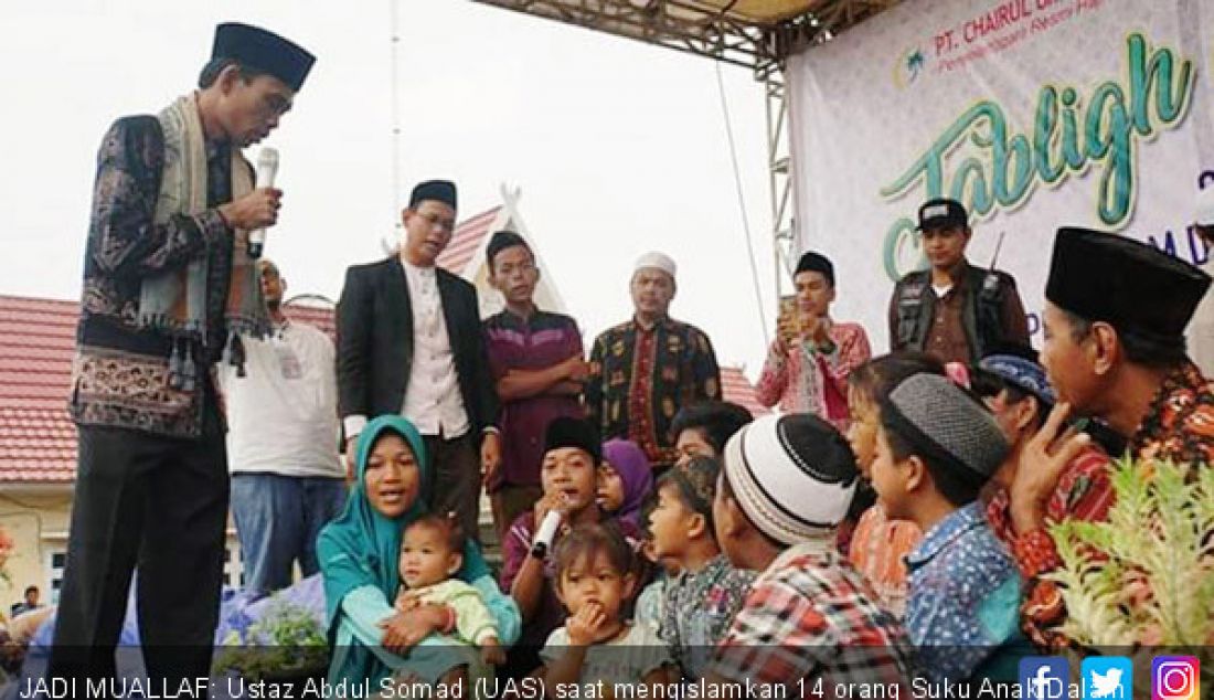 JADI MUALLAF: Ustaz Abdul Somad (UAS) saat mengislamkan 14 orang Suku Anak Dalam (SAD) di Kecamatan Maro Sebo Ilir, Jumat (11/10). - JPNN.com