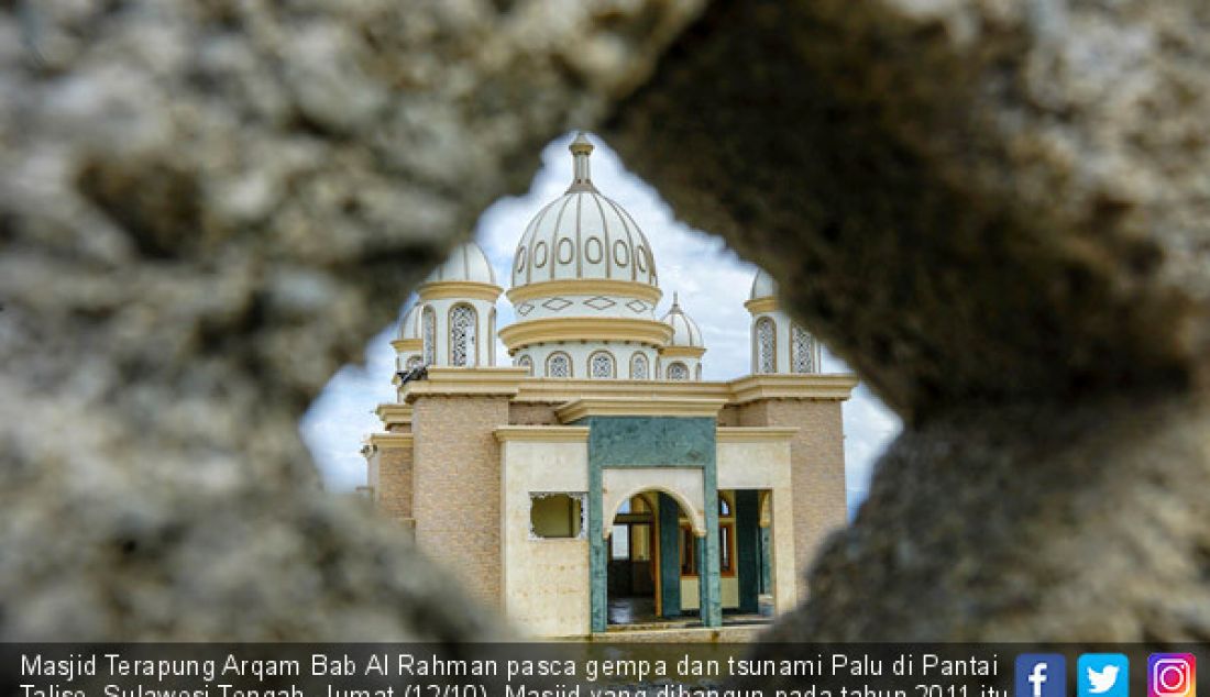 Masjid Terapung Arqam Bab Al Rahman pasca gempa dan tsunami Palu di Pantai Talise, Sulawesi Tengah, Jumat (12/10). Masjid yang dibangun pada tahun 2011 itu terlihat utuh walaupun sebagian bangunannya tenggelam. - JPNN.com