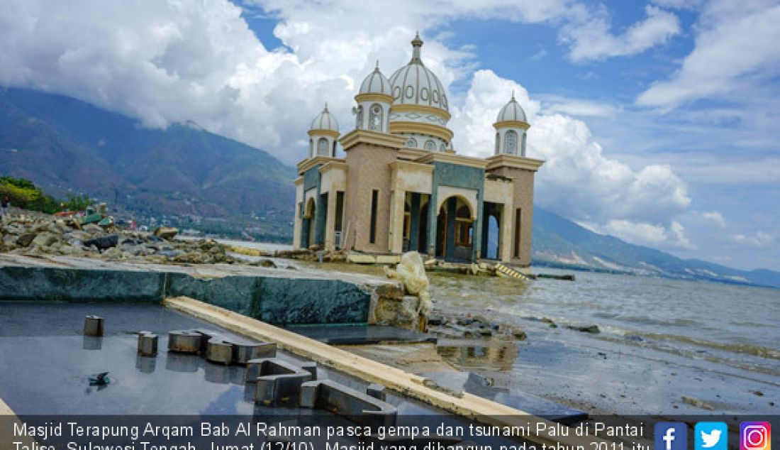 Masjid Terapung Arqam Bab Al Rahman pasca gempa dan tsunami Palu di Pantai Talise, Sulawesi Tengah, Jumat (12/10). Masjid yang dibangun pada tahun 2011 itu terlihat utuh walaupun sebagian bangunannya tenggelam. - JPNN.com