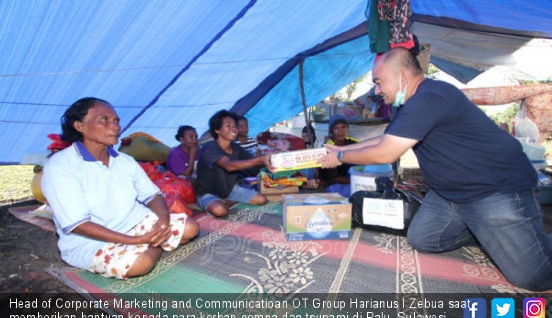 Head of Corporate Marketing and Communicatioan OT Group Harianus I Zebua saat memberikan bantuan kepada para korban gempa dan tsunami di Palu, Sulawesi Tengah, Sabtu (13/10). - JPNN.com