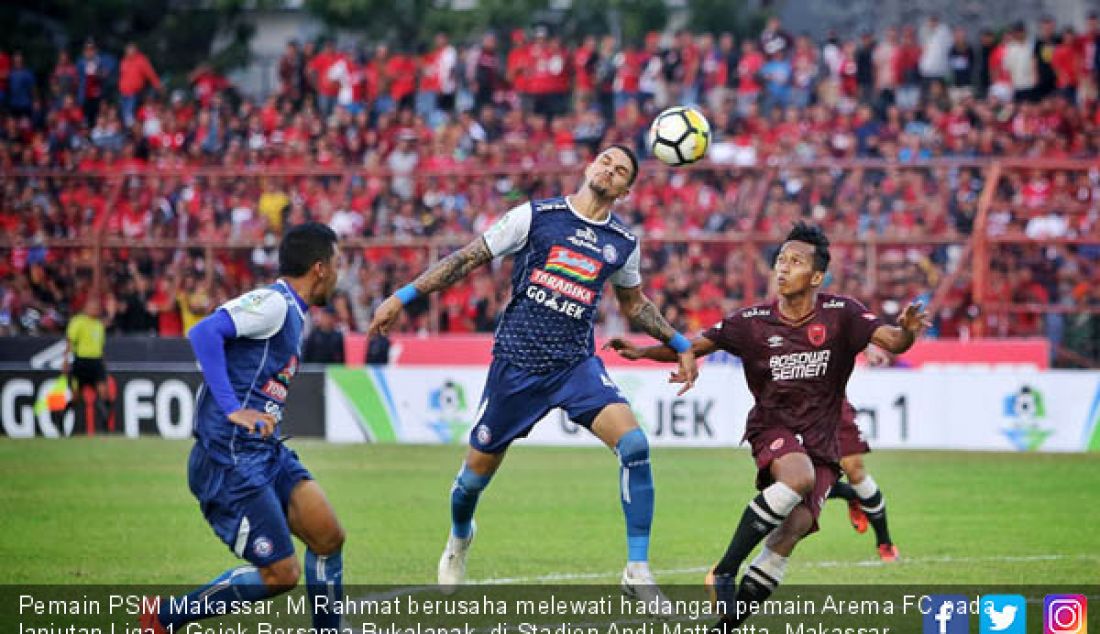Pemain PSM Makassar, M Rahmat berusaha melewati hadangan pemain Arema FC pada lanjutan Liga 1 Gojek Bersama Bukalapak, di Stadion Andi Mattalatta, Makassar, Minggu (14/10). Pertandingan berakhir 2-1 untuk kemenangan PSM. - JPNN.com