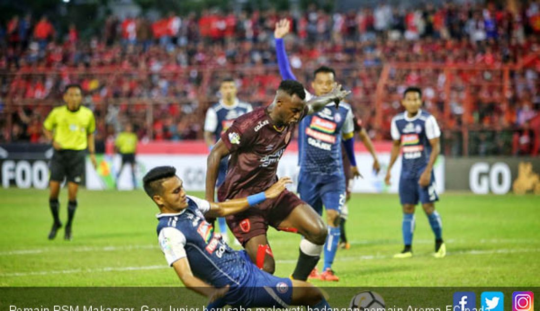  Pemain PSM Makassar, Gay Junior berusaha melewati hadangan pemain Arema FC pada lanjutan Liga 1 Gojek Bersama Bukalapak, di Stadion Andi Mattalatta, Makassar, Minggu (14/10). ertandingan berakhir 2-1 untuk kemenangan PSM. - JPNN.com