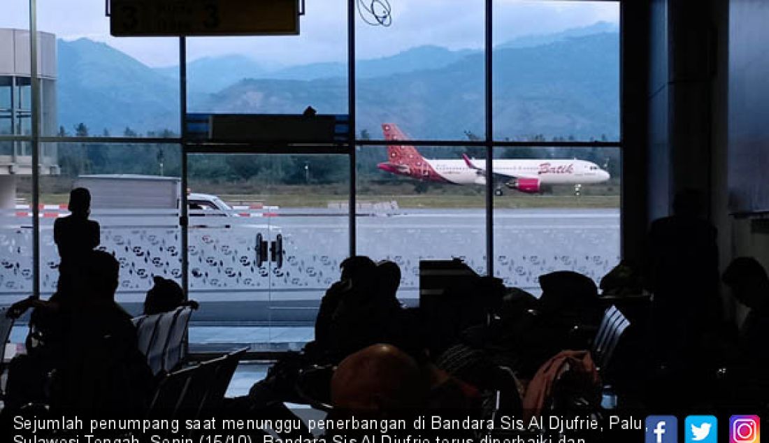 Sejumlah penumpang saat menunggu penerbangan di Bandara Sis Al Djufrie, Palu, Sulawesi Tengah, Senin (15/10). Bandara Sis Al Djufrie terus diperbaiki dan mulai berangsur normal pasca gempa yang terjadi. - JPNN.com
