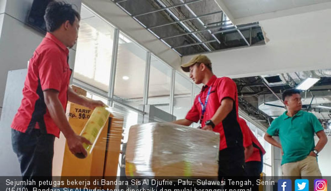 Sejumlah petugas bekerja di Bandara Sis Al Djufrie, Palu, Sulawesi Tengah, Senin (15/10). Bandara Sis Al Djufrie terus diperbaiki dan mulai berangsur normal pasca gempa yang terjadi. - JPNN.com