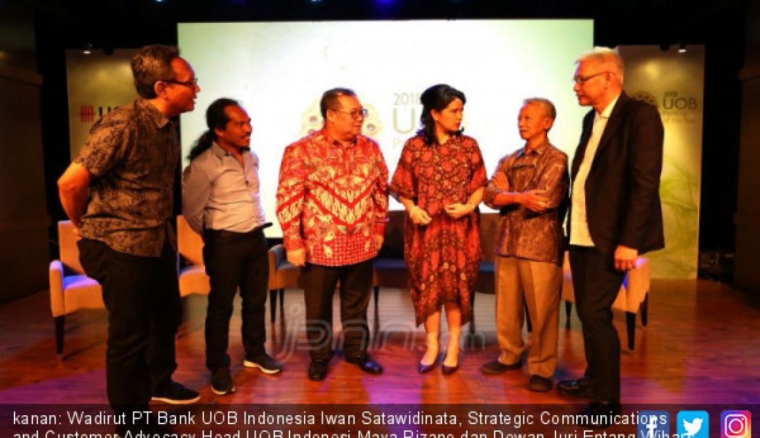 kanan: Wadirut PT Bank UOB Indonesia Iwan Satawidinata, Strategic Communications and Customer Advocacy Head UOB Indonesi Maya Rizano dan Dewan Juri Entang Wihars saat pengumuman pemenang UOB Painting of The Year 2018 Jakarta, Selasa (16/10). - JPNN.com