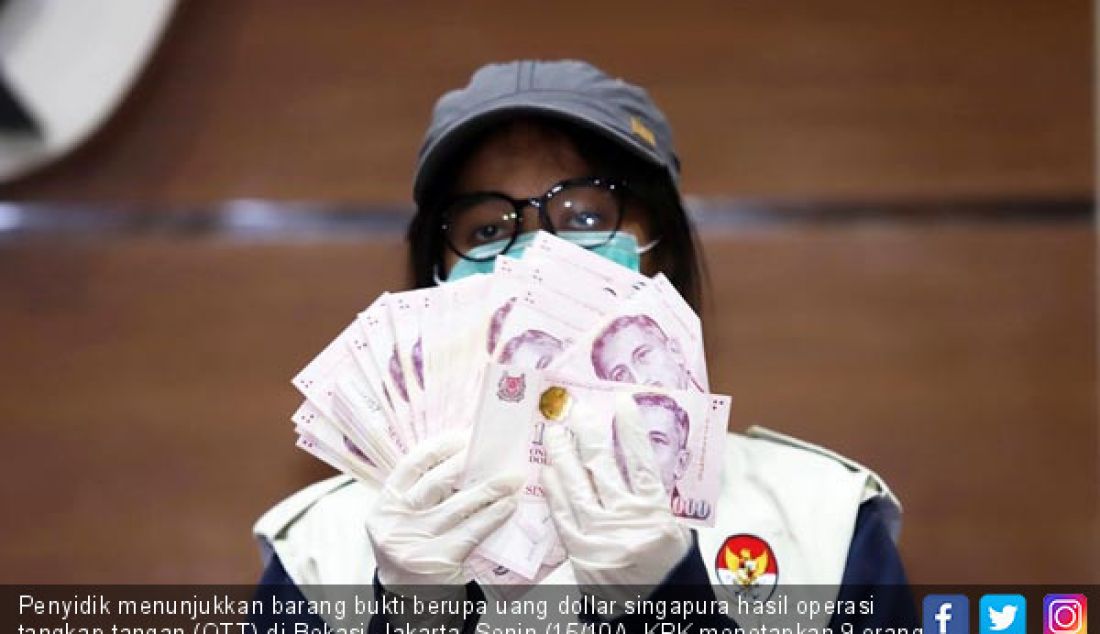 Penyidik menunjukkan barang bukti berupa uang dollar singapura hasil operasi tangkap tangan (OTT) di Bekasi, Jakarta, Senin (15/10/). KPK menetapkan 9 orang tersangka dengan barang bukti sejumlah uang. - JPNN.com
