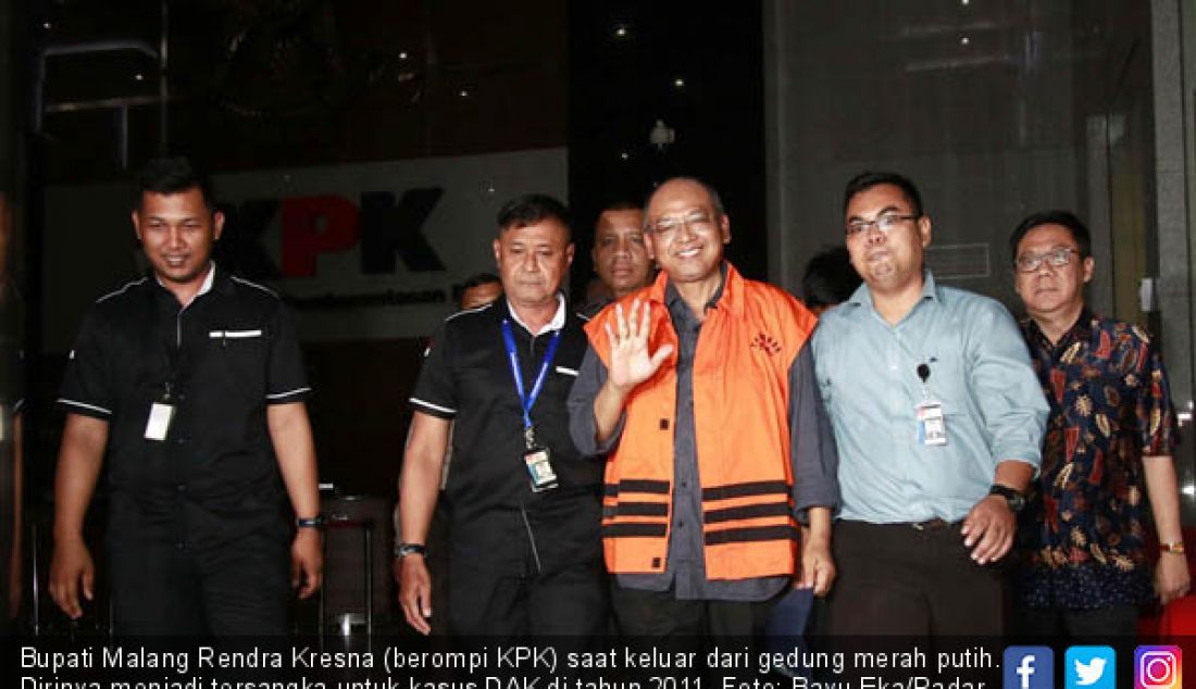 Bupati Malang Rendra Kresna (berompi KPK) saat keluar dari gedung merah putih. Dirinya menjadi tersangka untuk kasus DAK di tahun 2011. - JPNN.com