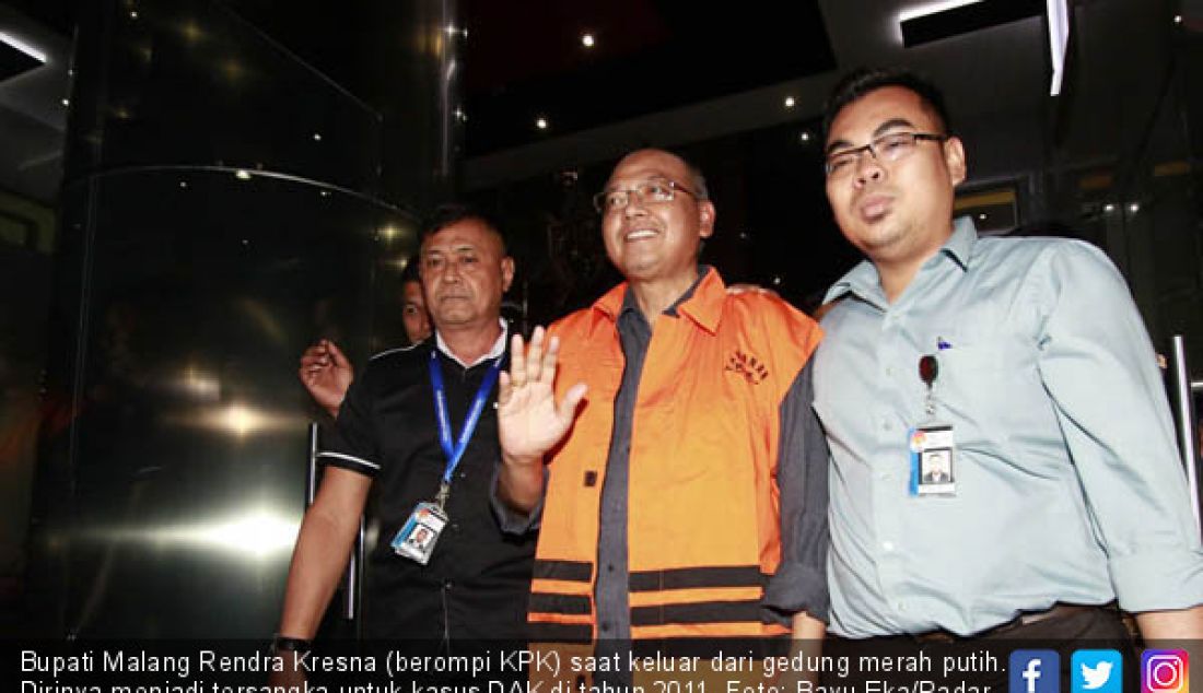 Bupati Malang Rendra Kresna (berompi KPK) saat keluar dari gedung merah putih. Dirinya menjadi tersangka untuk kasus DAK di tahun 2011. - JPNN.com