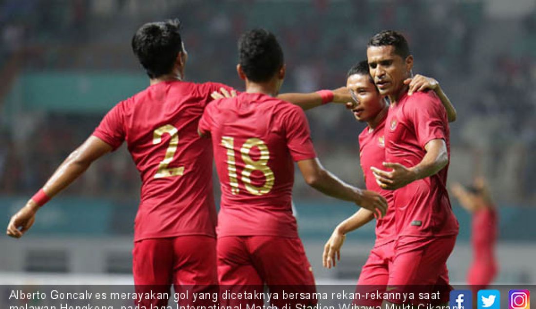 Alberto Goncalves merayakan gol yang dicetaknya bersama rekan-rekannya saat melawan Hongkong, pada laga International Match di Stadion Wibawa Mukti Cikarang Bekasi, Selasa (16/10). - JPNN.com