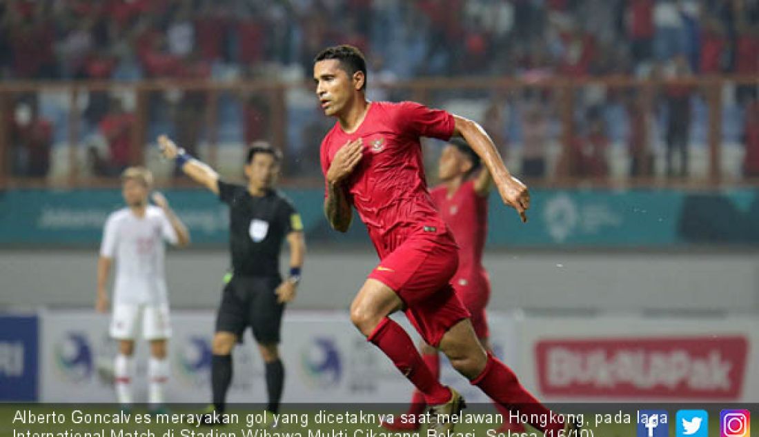 Alberto Goncalves merayakan gol yang dicetaknya saat melawan Hongkong, pada laga International Match di Stadion Wibawa Mukti Cikarang Bekasi, Selasa (16/10). Indonesia bermain imbang 1-1. - JPNN.com