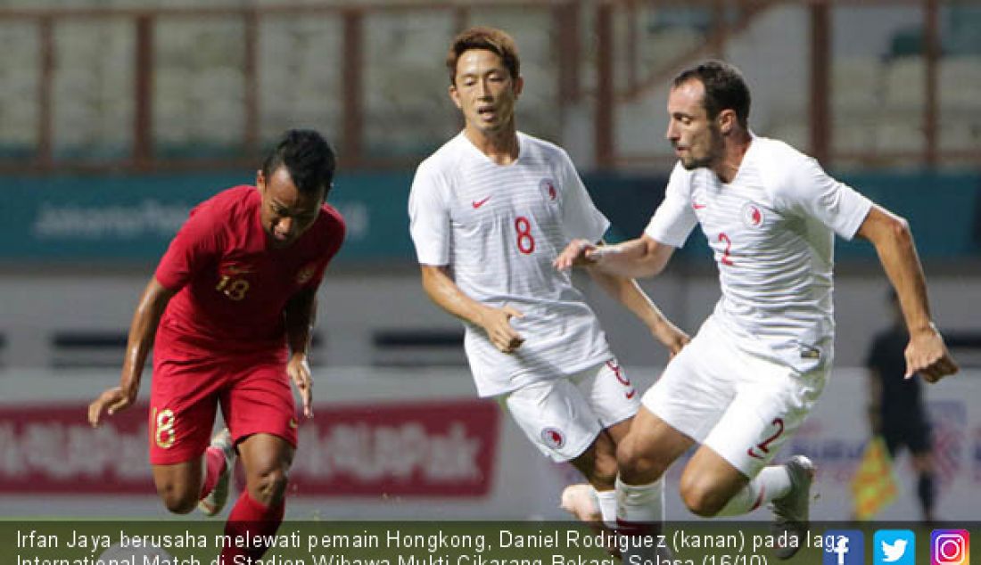 Irfan Jaya berusaha melewati pemain Hongkong, Daniel Rodriguez (kanan) pada laga International Match di Stadion Wibawa Mukti Cikarang Bekasi, Selasa (16/10). Indonesia bermain imbang 1-1. - JPNN.com