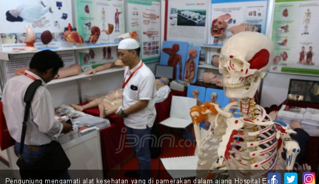 Pengunjung mengamati alat kesehatan yang di pamerakan dalam ajang Hospital Expo 2018 di JCC, Rabu (18/10). - JPNN.com