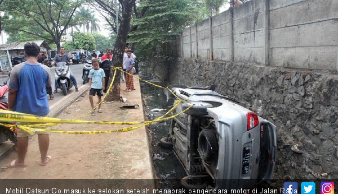 Mobil Datsun Go masuk ke selokan setelah menabrak pengendara motor di Jalan Raya Kunciran, Pinang, Kota Tangerang, Rabu (17/10). - JPNN.com