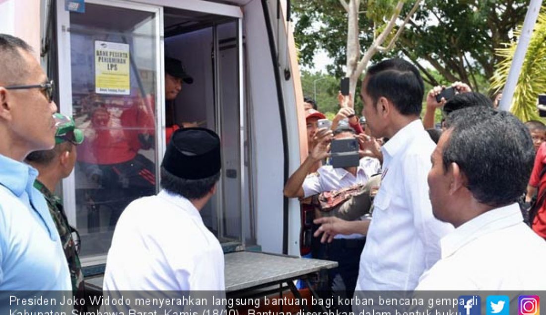 Presiden Joko Widodo menyerahkan langsung bantuan bagi korban bencana gempa di Kabupaten Sumbawa Barat, Kamis (18/10). Bantuan diserahkan dalam bentuk buku tabungan stimulan pembangunan rumah korban gempa. - JPNN.com