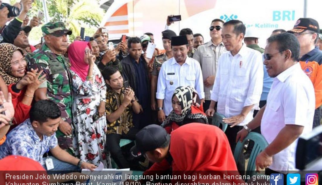 Presiden Joko Widodo menyerahkan langsung bantuan bagi korban bencana gempa di Kabupaten Sumbawa Barat, Kamis (18/10). Bantuan diserahkan dalam bentuk buku tabungan stimulan pembangunan rumah korban gempa. - JPNN.com