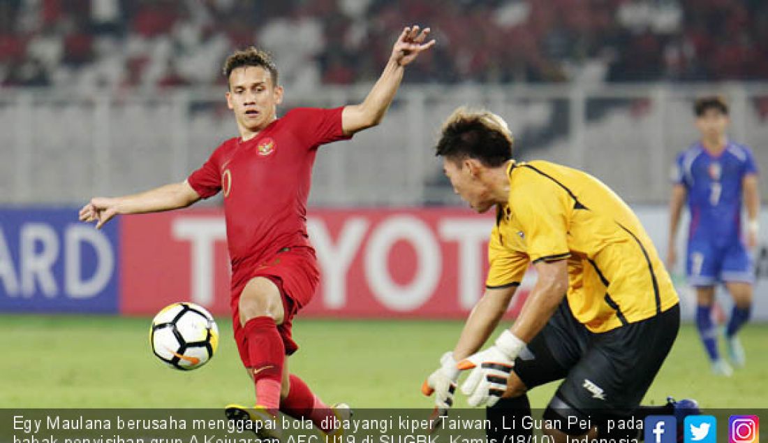 Egy Maulana berusaha menggapai bola dibayangi kiper Taiwan, Li Guan Pei, pada babak penyisihan grup A Kejuaraan AFC U19 di SUGBK, Kamis (18/10). Indonesia menang dengan skor 3-1. - JPNN.com