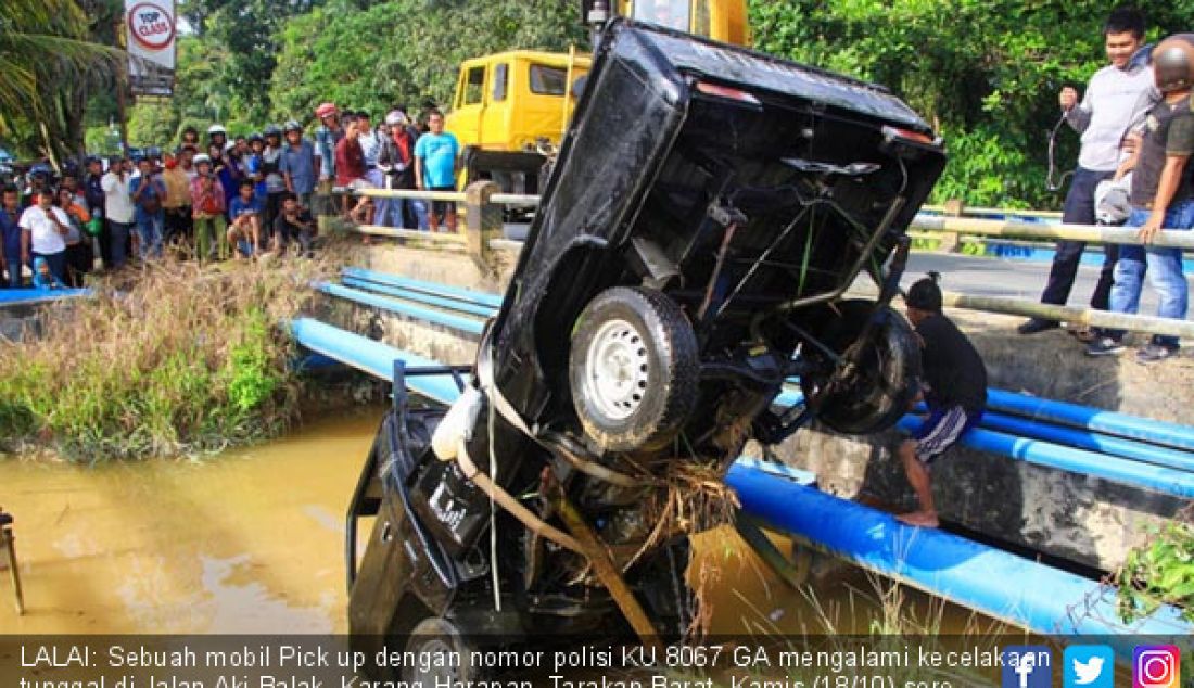 LALAI: Sebuah mobil Pick up dengan nomor polisi KU 8067 GA mengalami kecelakaan tunggal di Jalan Aki Balak, Karang Harapan, Tarakan Barat, Kamis (18/10) sore. Kejadian ini diduga karena sopir lalai. - JPNN.com