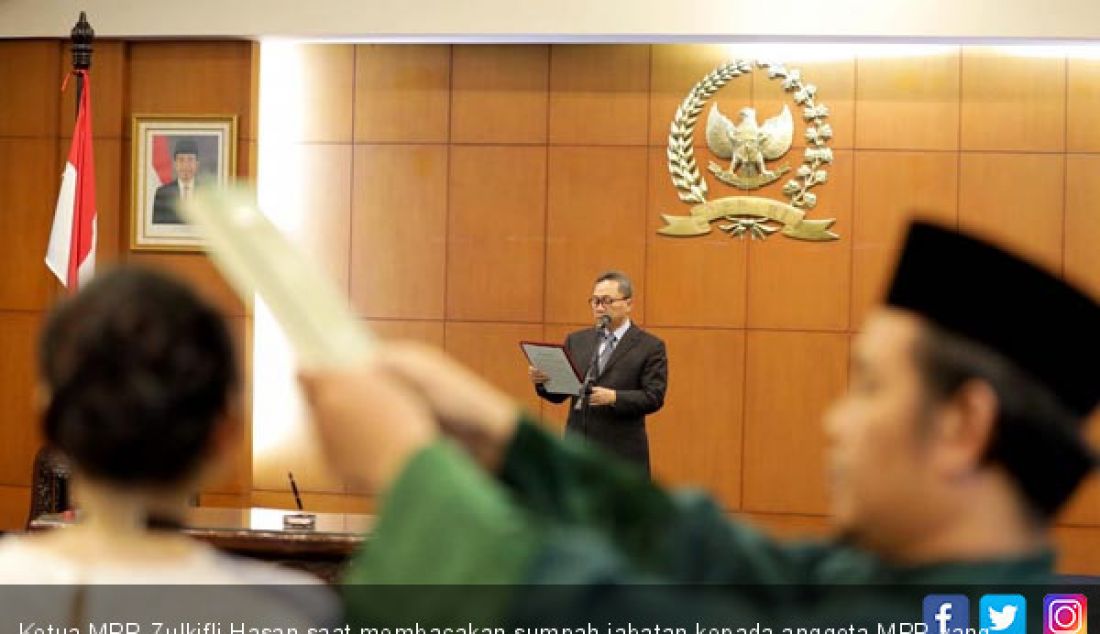  Ketua MPR Zulkifli Hasan saat membacakan sumpah jabatan kepada anggota MPR yang dilantik, Senayan, Jakarta, Kamis (18/10). Pergantian Antar Waktu (PAW) 9 anggota MPR ini menggantikan yang telah mengundurkan diri. - JPNN.com
