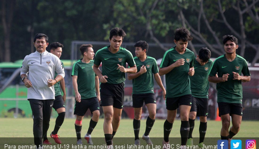 Para pemain timnas U-19 ketika mengikuti sesi latihan di Lap ABC Senayan, Jumat (19/10). - JPNN.com