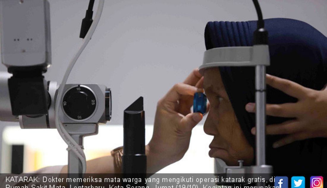 KATARAK: Dokter memeriksa mata warga yang mengikuti operasi katarak gratis, di Rumah Sakit Mata, Lontarbaru, Kota Serang, Jumat (19/10). Kegiatan ini merupakan rangkaian HUT TNI ke-73 yang dilakukan Korem 064/MY. - JPNN.com