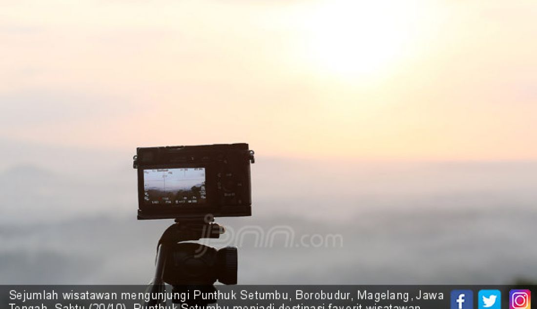 Sejumlah wisatawan mengunjungi Punthuk Setumbu, Borobudur, Magelang, Jawa Tengah, Sabtu (20/10). Punthuk Setumbu menjadi destinasi favorit wisatawan sebagai spot untuk melihat pemandangan alam, sunrise dan Candi Borobudur. - JPNN.com