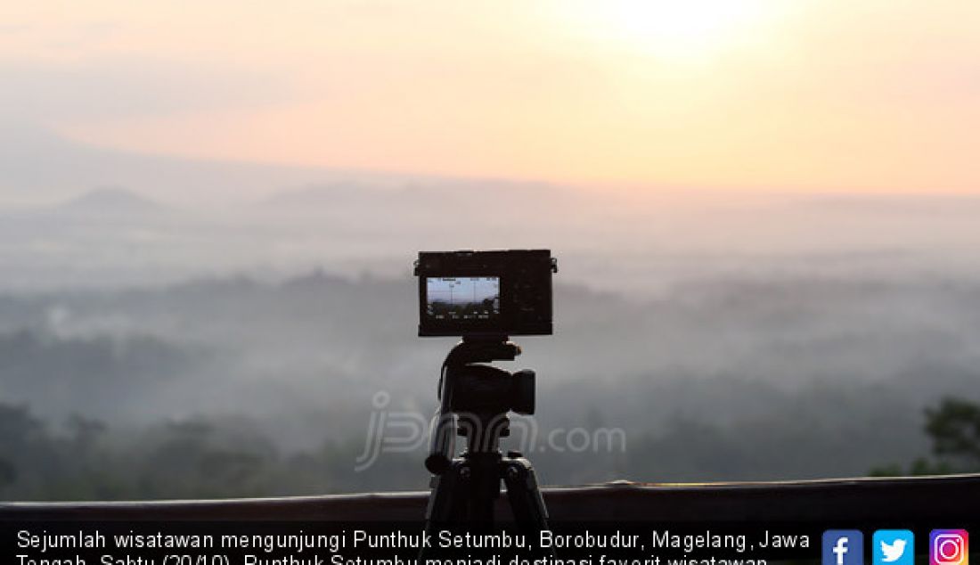Sejumlah wisatawan mengunjungi Punthuk Setumbu, Borobudur, Magelang, Jawa Tengah, Sabtu (20/10). Punthuk Setumbu menjadi destinasi favorit wisatawan sebagai spot untuk melihat pemandangan alam, sunrise dan Candi Borobudur. - JPNN.com