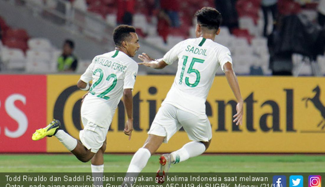 Todd Rivaldo dan Saddil Ramdani merayakan gol kelima Indonesia saat melawan Qatar, pada ajang penyisuhan Grup A Kejuaraan AFC U19 di SUGBK, Minggu (21/10). Indonesia kalah dengan skor 6-5. - JPNN.com