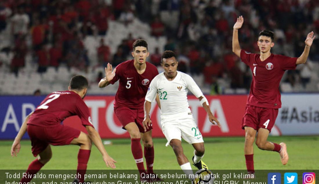 Todd Rivaldo mengecoh pemain belakang Qatar sebelum menyetak gol kelima Indonesia, pada ajang penyisuhan Grup A Kejuaraan AFC U19 di SUGBK, Minggu (21/10). Indonesia kalah dengan skor 6-5. - JPNN.com
