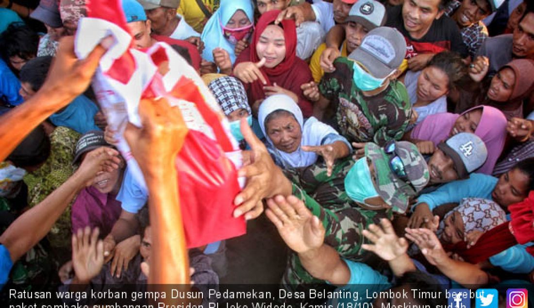 Ratusan warga korban gempa Dusun Pedamekan, Desa Belanting, Lombok Timur berebut paket sembako sumbangan Presiden RI Joko Widodo, Kamis (18/10). Meskipun sudah diatur aparat, warga tetap menyerbu sembako. - JPNN.com