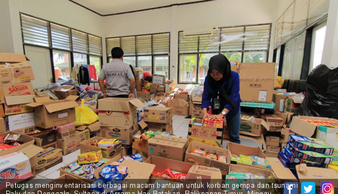 Petugas menginventarisasi berbagai macam bantuan untuk korban gempa dan tsunami Palu dan Donggala, Sulteng di Asrama Haji Batakan, Balikpapan Timur, Minggu (21/10). Kondisi anak-anak korban gempa semakin membaik. - JPNN.com