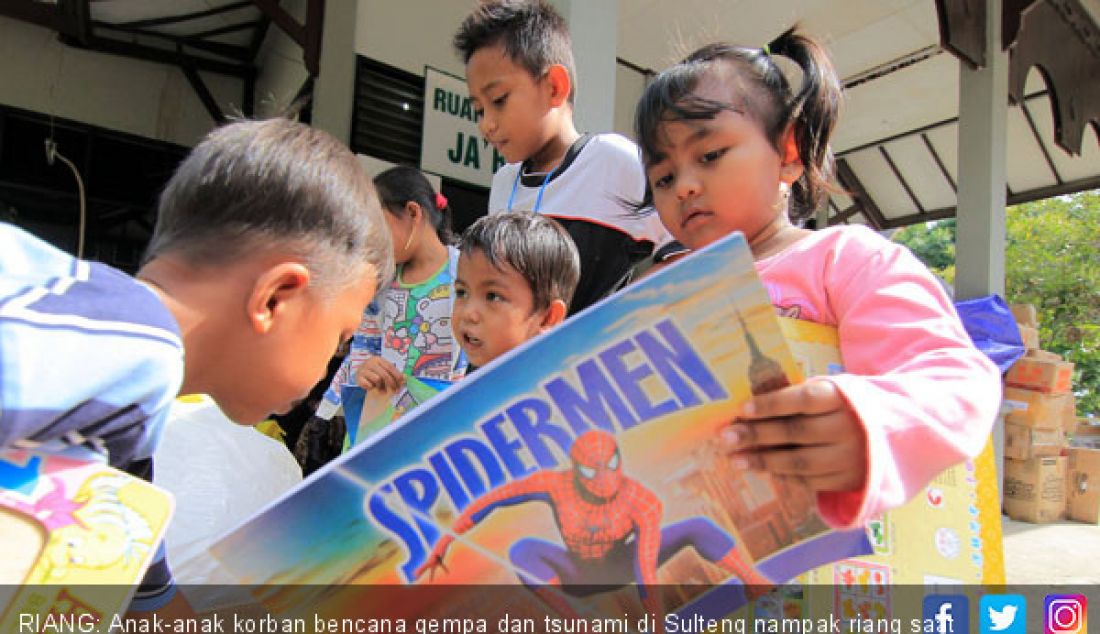 RIANG: Anak-anak korban bencana gempa dan tsunami di Sulteng nampak riang saat mendapatkan buku bacaan. - JPNN.com