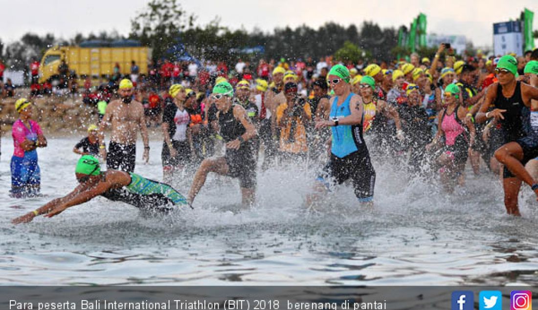 Para peserta Bali International Triathlon (BIT) 2018 berenang di pantai Mertasari, Sanur, Bali, Minggu (21/10). - JPNN.com