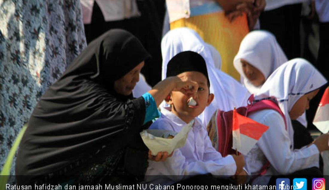 Ratusan hafidzah dan jamaah Muslimat NU Cabang Ponorogo mengikuti khataman kubro menyambut Hari Santri Nasional, Sabtu (20/10). - JPNN.com