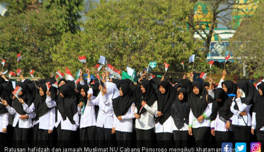 Ratusan hafidzah dan jamaah Muslimat NU Cabang Ponorogo mengikuti khataman kubro menyambut Hari Santri Nasional, Sabtu (20/10). - JPNN.com