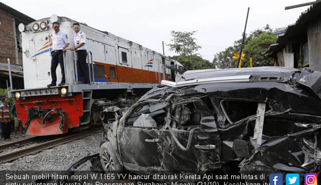 Sebuah mobil hitam nopol W 1165 YV hancur ditabrak Kereta Api saat melintas di pintu perlintasan Kereta Api Pagesangan Surabaya, Minggu (21/10). Kecelakaan itu mengakibatkan Gatot (sopir, red) dan keluarganya tewas. - JPNN.com